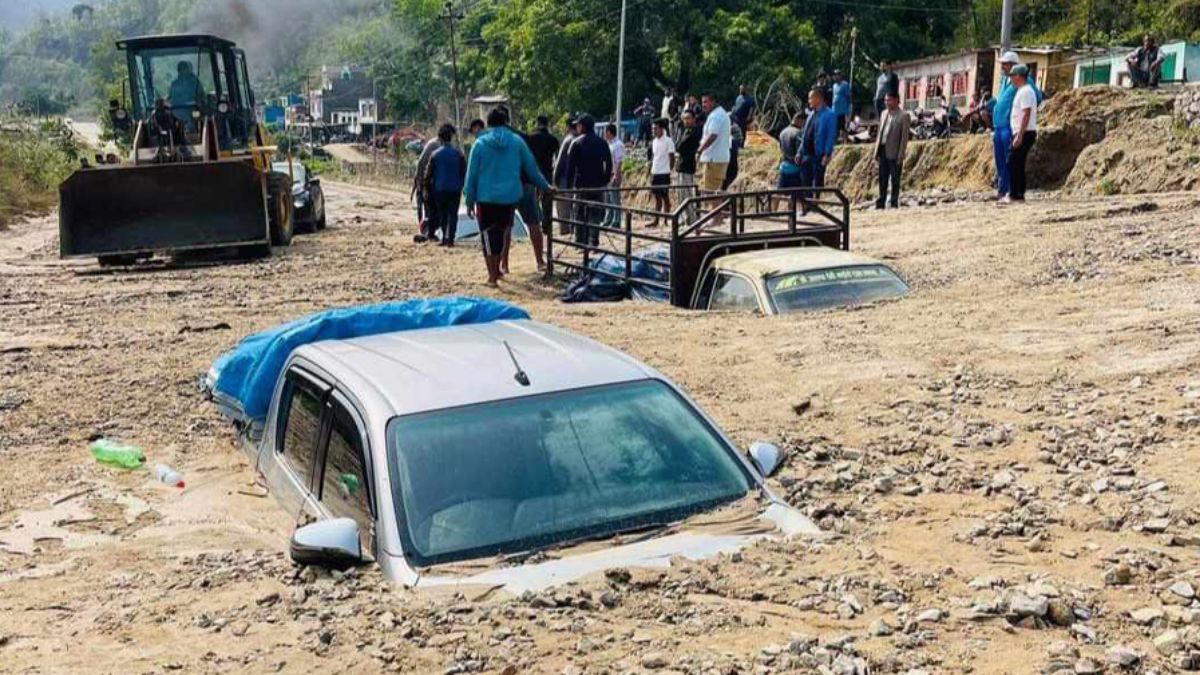 अवरूद्ध वीपी राजमार्ग खुल्यो, लेदोमा पुरिएका गाडी निकालिँदै
